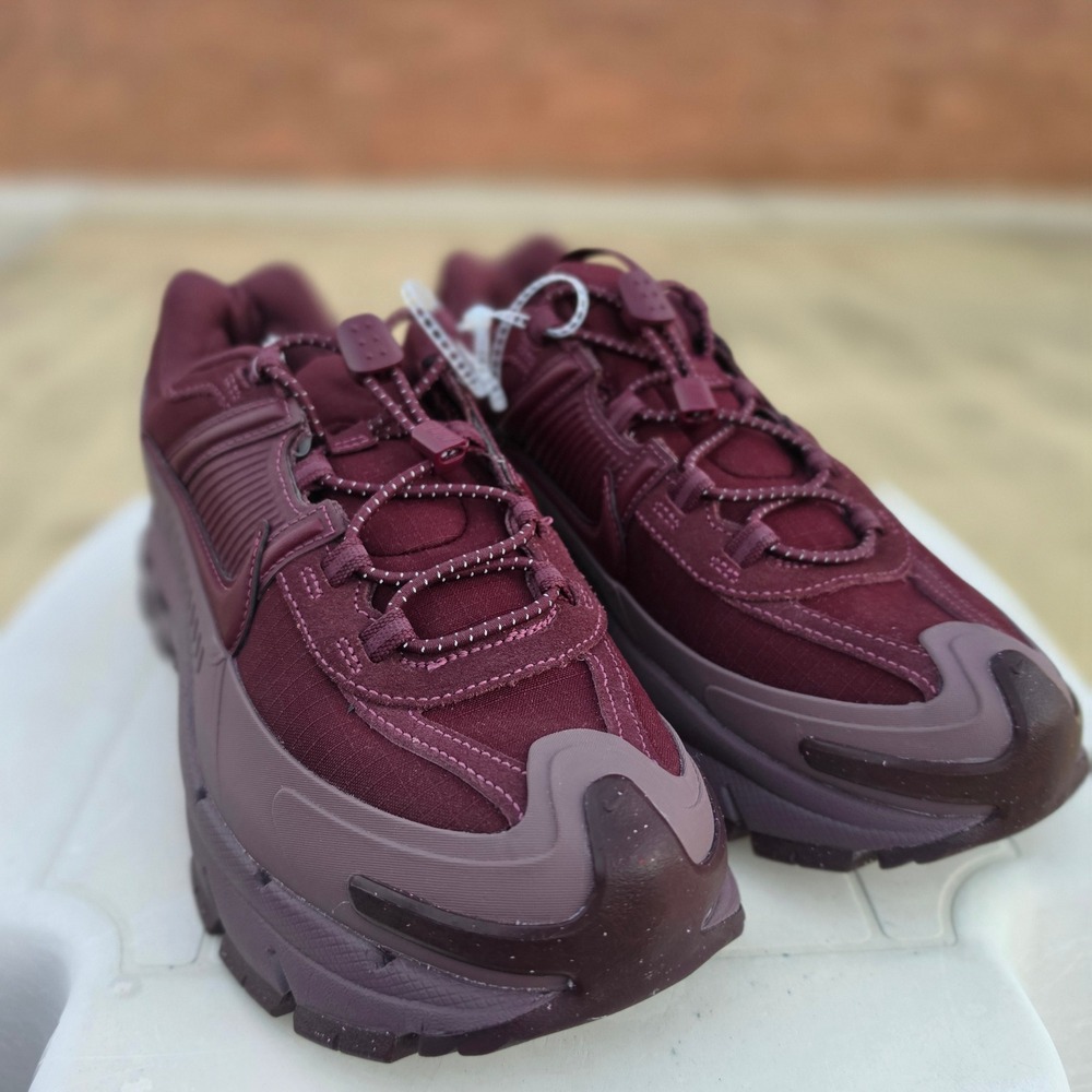 NWOT Nike Wmns Zoom Vomero Roam Burgundy Team Red Sneakers Women 9.5 HQ2181 500